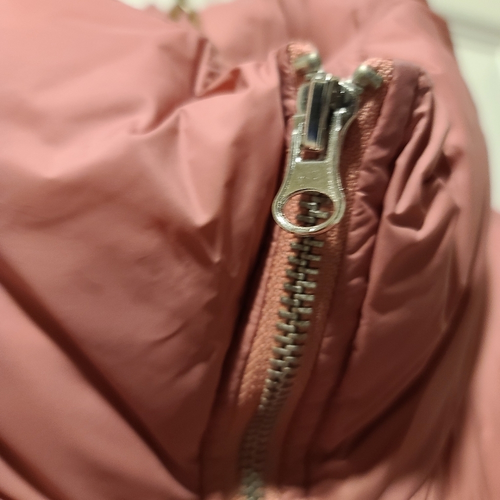 Old Navy Puffer Vest - Medium (CT1) - Picture 4 of 5